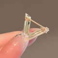 Miniatyrbillede 5 af 8: Mode V-formede brocher til kvinder Metal Anti-glare Lapel Pin B