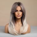 Miniatyrbilde 3 av 4: Langt Lagdelt Ombre Grå Parykker For Kvinner, 22 Tommer Ombre Grå Side Parting