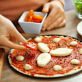 Miniatyrbillede 4 af 5: Sæt med 2 runde perforerede non-stick pizzabakker i kulstofstål Grå Ø 32 cm