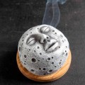 Miniatyrbild 1 av 4: Rökelsebrännare med månansikte, handgjord planetfigur, rökelsehållare för rökelse