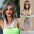 Miniatyrbilde 1 av 4: Langt Lagdelt Ombre Grå Parykker For Kvinner, 22 Tommer Ombre Grå Side Parting