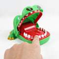 Miniatyrbild 3 av 3: Cartoon plast simulerad krokodilmun bitande finger leksak, fest lyckospelet
