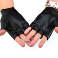 Miniatyrbild 4 av 4: Half Finger Short Gloves Clubwear Läder Shiny Handskar för män Svart