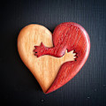 Miniatyrbillede 4 af 8: Et kram fra mit hjerte til dig Håndlavet træskærerarbejde Loving Heart A3 one size