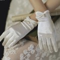Miniatyrbillede 2 af 5: Kvinder Bryllup Brude Kort Handsker Satin Fuld Finger Håndled Længde White A1