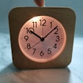 Miniatyrbild 3 av 5: Batteridriven morgonväckarklocka, träväckarklocka tyst icke-tickande belyst reseanalog väckarklocka med snooze-funktion, handklocka Risi