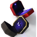 Miniatyrbillede 3 af 4: En (sort, ca. 7,5*7,5*5,1 cm) Luksus Ringæske, Firkantet Fløjl Bryllupsring Etui Smykke Gaveæske med LED-lys til Frieri Forlovelse Bryllup