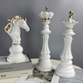 Miniatyrbilde 1 av 2: Sjakk Konge Dronning Springer Resin Håndverk Internasjonal Sjakk Statue Skulptur White Knight