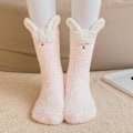 Miniatyrbild 3 av 5: 1 Par Vuxnastrumpor Cartoon Katt Kanin Alpacka Giraff Kyckling Fuzzy Fluffig Tjock Stretchy Håll Varma Korall Fleece Höst Vinter Golv Sovstrumpor White + Black One Size
