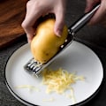 Miniatyrbillede 3 af 7: 2 stk. Ostrivejern Håndholdte Køkkenrivejer Ostskærere til grøntsager Frugter Chokolade, Kartofler, Ingefær og Hvidløg Gulerodssnitter Citronzester