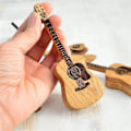 Miniatyrbild 4 av 5: Trä Akustisk Gitarr Plektrumlåda med Stativ Bärbar Handgjord Gitarr Plektrum Förvaringsbehållare Guit