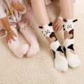Miniatyrbild 5 av 5: 1 Par Vuxnastrumpor Cartoon Katt Kanin Alpacka Giraff Kyckling Fuzzy Fluffig Tjock Stretchy Håll Varma Korall Fleece Höst Vinter Golv Sovstrumpor White One Size