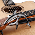 Miniatyrbillede 5 af 5: Haj Capo til Akustisk Guitar - Hajformet Capo i Zink Legering til 4 & 6 & 12 Strengede Instrumenter - Sort