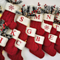 Miniatyrbillede 4 af 4: Jule-Strømpe med Bogstav Monogram til Familie Julefest Dekorationer (Rød Snefnug, En Størrelse)