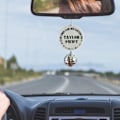 Pikkukuva 5 / 5: TÄSSÄ AUTOSSA KUUNNELLAAN TAYLOR SWIFTIA  Disco-pallo riipus
