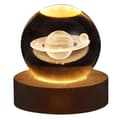 Pieni kristallipallo puisella valaistusalustalla, 3D-lasipallo LED-valolla Saturn