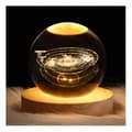 Pieni kristallipallo puisella valaistusalustalla, 3D-lasipallo LED-valolla Solar System