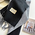 Miniatyrbild 3 av 3: Lyxigt varumärke Cashmere Scarf för kvinnor, Pompom Bandana, Wrap Shawl, Pashmina, Tippet - Svart Grå