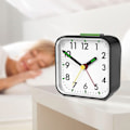 Miniatyrbild 2 av 5: Tystgående analog väckarklocka utan tickande med snooze-funktion, ljusfunktioner och batteridrift, bärbar väckarklocka för barn