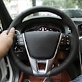 Miniatyrbild 3 av 6: Gnupme svart konstläder rattöverdrag för Volvo V40 XC60 S60 LV60 S80L special handsydda rattöverdrag