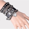 Miniatyrbillede 1 af 3: Nitte Armbånd Multilayer Sort Læder Manschet Hjerteformet Charm Armbånd Nitte Kæde Håndled Punk Sport Rock Armbånd Justerbar 17+cm