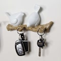 Miniatyrbillede 4 af 5: Dekorativ væghængt knagerække med fugle på gren i harpiks til frakker/hatte/nøgler (2 kroge, hvid)