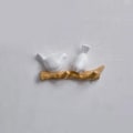 Miniatyrbillede 5 af 5: Dekorativ væghængt knagerække med fugle på gren i harpiks til frakker/hatte/nøgler (2 kroge, hvid)