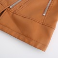 Miniatyrbillede 3 af 4: Dame Slim Fit Ensfarvet Læderjakke med Nitter på Skuldrene og Lynlås Camel XS
