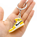 Miniatyrbillede 1 af 2: Sko Model Nøglering Taske Vedhæng 3d Tredimensionelle Mini Basketballsko Kreativ Personlighed Vedhæng gul, Rød2stk