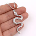 Miniatyrbild 1 av 4: Metallormformad Hängsmycke Halsband Enkelt Mode Vardagskläder Choker Smycken Gåvor Till Män Silver