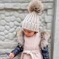 Pikkukuva 4 / 5: Pienten tyttöjen ja poikien lämmin talvipipo turkistupsulla, neulottu myssy, virkattu hiihtopipo Pink