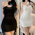 Miniatyrbilde 4 av 5: Mini kort kjole for kvinner, halterneck, kryssende stropper i ryggen, ryggløs bodycon-kjole for fest, cocktail, ferie White S