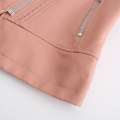 Miniatyrbillede 4 af 5: Dame Slim Fit Ensfarvet Læderjakke med Nitter på Skuldrene og Lynlås Pink M