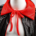 Miniatyrbillede 3 af 5: Halloween Vampyrkappe - Lang Halloween Vampyrkappe Vendbar Sort Og Rød Kappe Med Hætte Fancy Dress Kostume Til Halloween 90cm