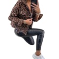 Miniatyrbild 2 av 4: Kvinnors Denimjacka Leopardmönstrad Knäppt Jacka M
