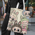 Miniatyrbild 11 av 11: Lisa Same Labubu Canvas Bag Kvinna Söt Tecknad Shopping Handväska Casual Student Axelväska The Monsters Crossbody Väskor 6 bubu
