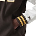Miniatyrbillede 6 af 6: Blouson New Era Heritage Varsity - Ref. 60284780. Farve: Brun, Hvid, Gul. Detaljer. - Farvekontrolærmer. - kastanj XL