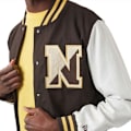 Miniatyrbild 5 av 6: Blouson New Era Heritage Varsity - Ref. 60284780. Färg: Brun, Vit, Gul. Detaljer. - Färgkontroll ärmar. - kastanj jag