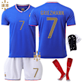 Pikkukuva 3 / 4: Ranskan jalkapallopaidat vuoden 2024 EM-kisoihin - Kotijoukkueen pelipaidat numerolla 10 Mbappe, 7 Griezmann, 9 Giroud ja 11 Bale No. 11 L code