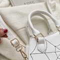 Miniatyrbild 7 av 11: Fladdermusformad handväska Unik Crossbody-väska Handväska PU-läder axelväskor Red