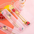 Pikkukuva 4 / 11: Q Joulu Jälkiruokalusikka-haarukka Setti Söpö Nukkemainen Jälkiruokalusikka Sarjakuva Astiasto Hedelmähaarukka Kannettava Kahvilusikka Rocket gold spoon Fork storage box