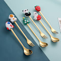 Miniatyrbillede 2 af 11: Tegneserie Bordservice Kattepote Ske Sød Dessert Ske Rustfrit Stål Ske Dukke Dessert Frugt Gaffel Golden Fork-Christmas round tree