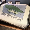Miniatyrbilde 1 av 11: Uformelle tepper, teppedekorasjon, gitar, kvinne, Matisse-teppe, sofa, fritidsteppe, enkelt billedvev, sofateppe, pledd Cool kids never die 125X150cm