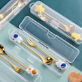Pikkukuva 2 / 11: Q Joulu Jälkiruokalusikka-haarukka Setti Söpö Nukkemainen Jälkiruokalusikka Sarjakuva Astiasto Hedelmähaarukka Kannettava Kahvilusikka Rocket gold spoon Fork storage box