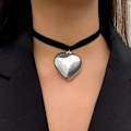 Miniatyrbilde 10 av 11: Goth Svart Fløyel Stort Hjerte Anheng Choker Halskjede for Kvinner Elegant Vev Knute Sløyfe Justerbart Kjede Nyttårs Smykker Waxy Thread Silver