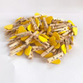 Miniatyrbilde 1 av 11: 50 stk./lot Rødt Hjerte Kjærlighet Tre Klesklype Fotopapir Klype Mini Klesklype Postkort Klipp Hjem Bryllupsdekorasjon Skrivesaker Yellow