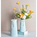 Miniatyrbillede 2 af 5: Hvid Keramisk Riflet Vase til Minimalistisk Moderne Hjemmeindretning, Dekorativ Blomster Vase til Bryllup Middagsbord Kontor Soveværelse - 7,5 Tommer / 20 CM-blå