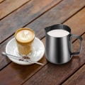 Miniatyrbilde 5 av 5: Metall melkeskummerkanne, 350 ml/12 oz 304 rustfritt stål melkekanne  Metall Barista tilbehør for Cappuccino Latte og Espresso, Tåler oppvaskmaskin