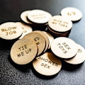 Miniatyrbillede 3 af 3: 20 stk. sjove sex-tokens, sjove træpar, date night-aktivitets-token, romantiske sjove sex-tokens til date night, fest, spil - runde