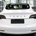 Pikkukuva 4 / 5: 3d-mattamusta Tesla-kirjaimet tavaratilan paneelin merkki